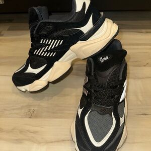 New Balance Sneakers NWOT